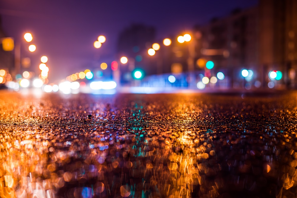 Pe Ploaie Veţi Aprinde Luminile De Ceaţă Din Spate Luminile neoanelor colorate reflectandu-se pe strazile udate de ploaie