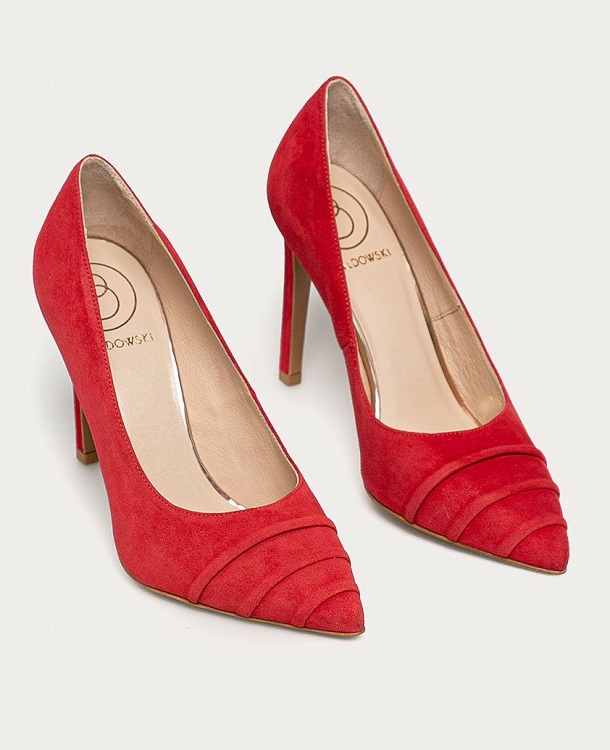 Simplitatea este secretul eleganței. Pantofi roșii cu toc Baldowski, confecționați din imitație de piele întoarsă. 