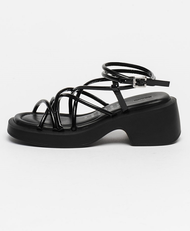 Sandale negre cu talpă masivă și bretele multiple finuțe, lăcuite pentru un contrast de efect 